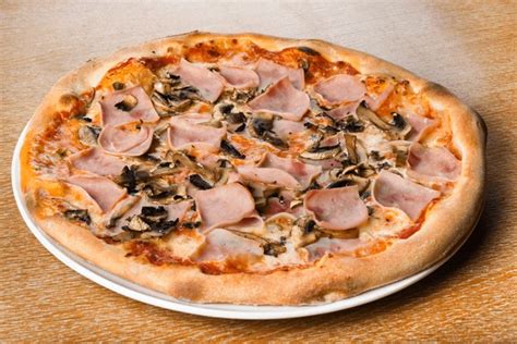 Pizza Con Prosciutto E Funghi Gusto Italiano A Casa Tua