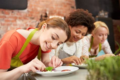 Aula De Culin Ria Amizade Comida E Conceito De Pessoas Mulheres