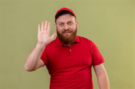 Jovem Barbudo Entregador De Uniforme Vermelho E Bon Sorrindo Amig Vel