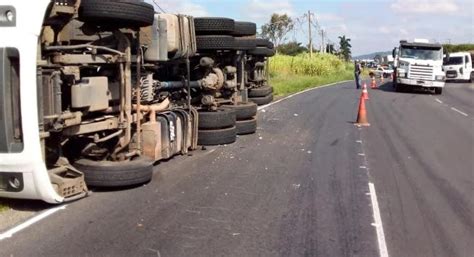 Carreta Tomba Na Hermenegildo No Sentido Jundia E Interdita Uma Faixa