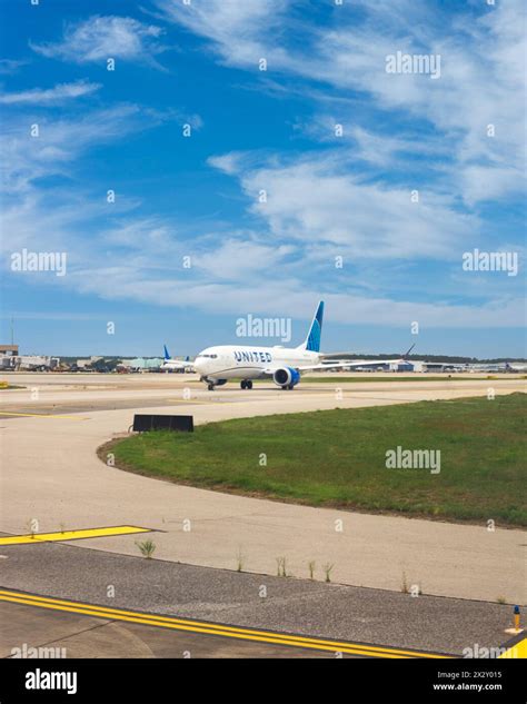 Houston USA 14 04 21 United Airlines Plane On The Runway About To