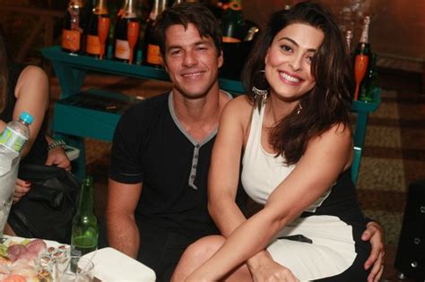 Ego Juliana Paes Ganha M O Boba Do Marido Em Festa Not Cias De