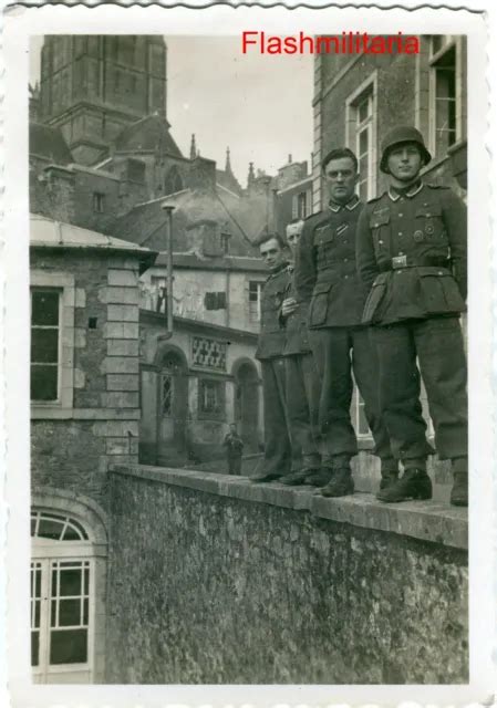 Photo Allemande Guerre Ww Soldats De La Heer Dans Les Rues Eur