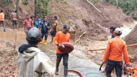 Tanah Longsor Terjadi Di Cigalontang Tasikmalaya Aktivitas Terhambat