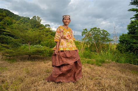 Meraba Sehelai Kain Berbahan Kulit Kayu Dari Lembah Taman Nasional Lore