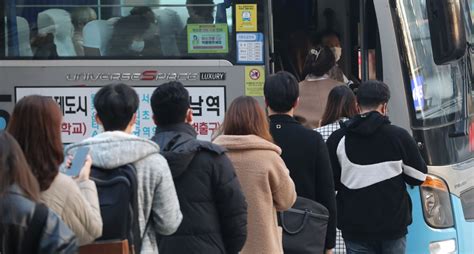 입석은 어쩔 수 없어출근길 인천 광역버스 빼곡 한국경제