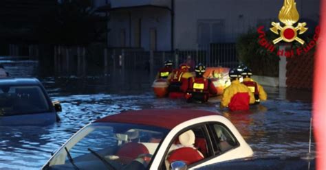 Maltempo In Toscana Regione Devastata Cinque Morti Dall Italia