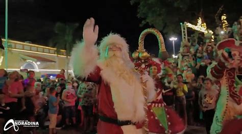 Chegada De Papai Noel Atrai Milhares De Pessoas Ao Centro Cultural