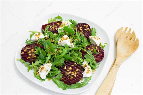 Ensalada de remolacha al horno queso casero de cabra rúcula y piñones