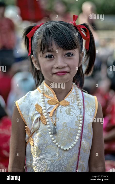 Fille Chinoise En Costume Traditionnel Banque De Photographies Et D