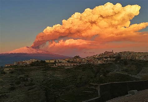 Inarrestabile Etna Fontana Di Lava E Cenere Dal Cratere Di Sud Est