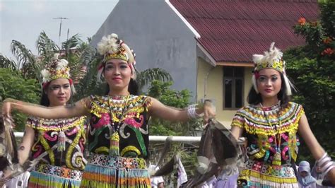 Tarian Dayak Borneo Penari Group Gituen Lundayeh Youtube