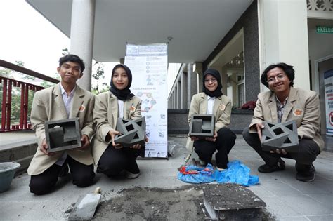 Kurangi Dampak Sampah Plastik Mahasiswa Ugm Bikin Batako Enviroblock