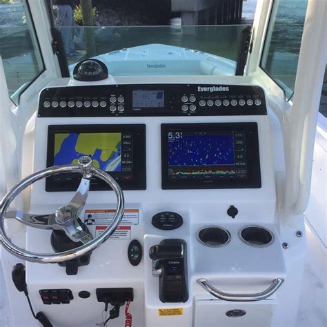 Everglades Helm And Dash With Twin Garmin Mfds Everglades Boats