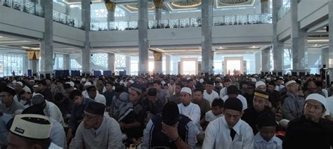 Ribuan Jemaah Padati Masjid Al Alam Kendari Laksanakan Salat Idul Fitri