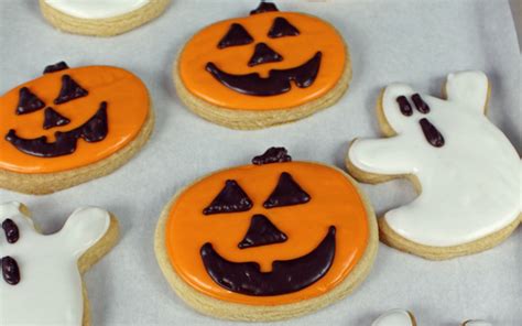 Halloween Sugar Cookies With Royal Icing [Vegan] - One Green Planet