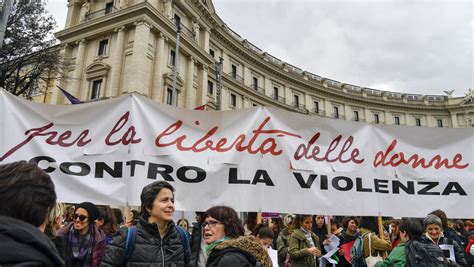 La Rivoluzione Femminista In Piazza A Roma Volti E Slogan Dalla