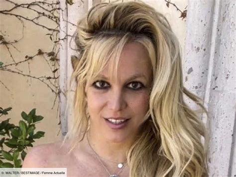 Britney Spears crée la surprise en bikini haut triangle fluo et slip léopard lors de sa lune