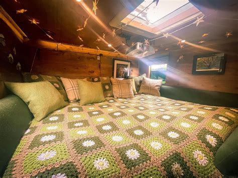 Brit Converts Wrecked $1360 Horse Box Into Log Cabin on Wheels - Living in a shoebox