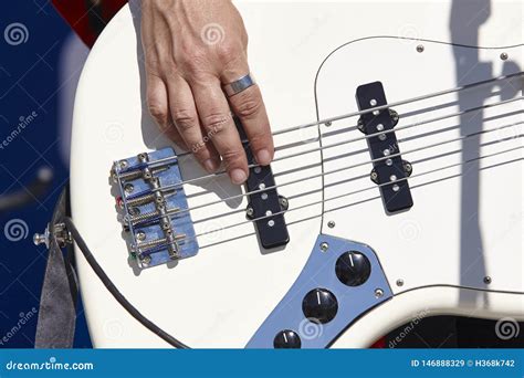 Detalle Del M Sico Del Guitarrista De La Roca Instrumento Musical