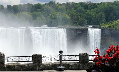 Queen Victoria Park in Niagara Falls Canada – Niagara Falls USA ...