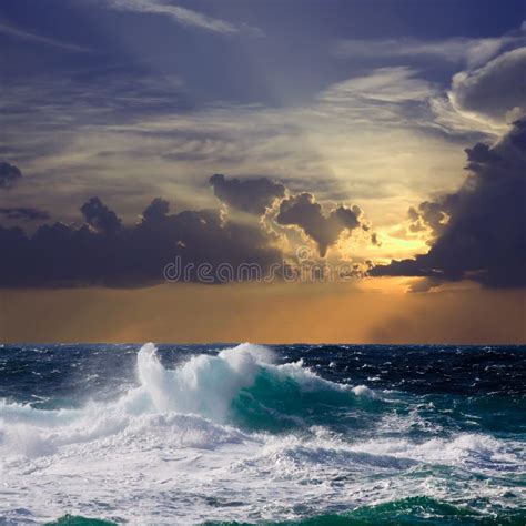 A Onda Do Mar Tempestade No Mar Acena O Dobramento Na Costa Foto De