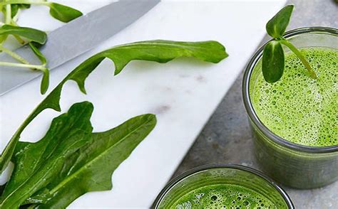 Grüner Smoothie mit Löwenzahn