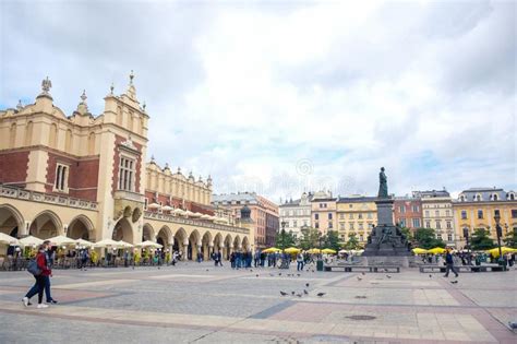 Plaza Principal De Cracovia Con Sala De Vestir Y Monumento A Adam