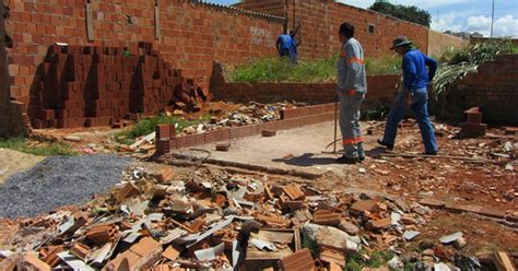 G1 GDF derruba três casas e notifica dois por ocupação em área