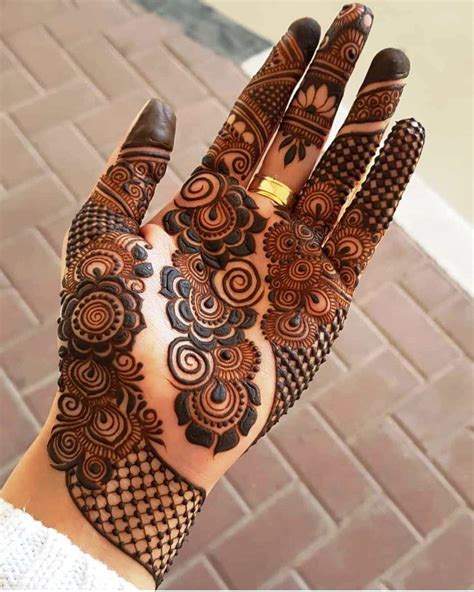 Simple Mehndi Designs For Hands That Work Wonders For The Bride And