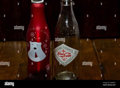 Botellas Conmemorativas De Coca Cola Sobre Fondo Oscuro Elementos De