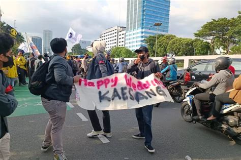 Demo Tuntut Cabut Kuhp Mahasiswa Bawa Spanduk Ucapan Happy Wedding