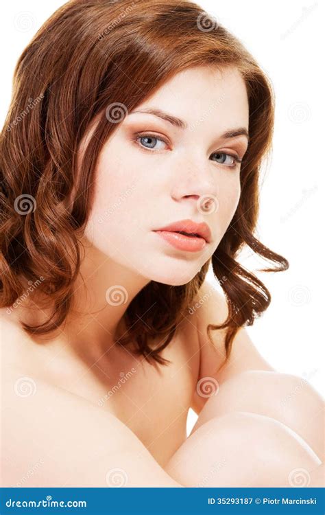 Beau Visage De Femme De Station Thermale Avec La Peau Propre Saine