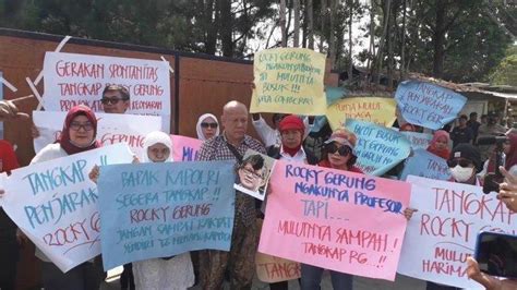 Rumah Rocky Gerung Dirusak Dan Dilempari Telur Busuk Sekjen PDIP