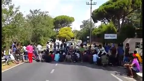 Migranti In Protesta Risorse Di Laura Boldrini Bloccano Viabilit