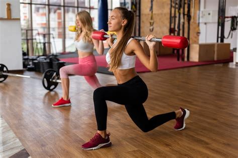 Mujeres Haciendo Ejercicio En El Gimnasio Foto Gratis