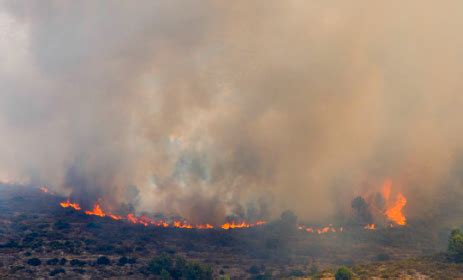 Fuertes vientos avivan incendio en Tenerife España forzando más