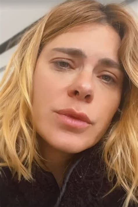 Após comentários de internautas Carolina Dieckmann nega ter feito