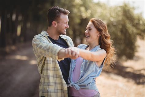 Перше побачення яку тактику застосовують чоловіки а яку жінки Love