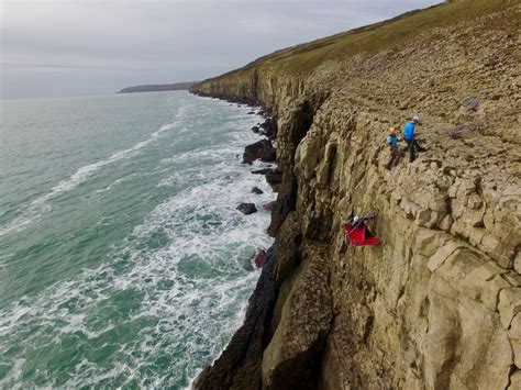 Cliff camping – sleep in the wild in a portaledge tent