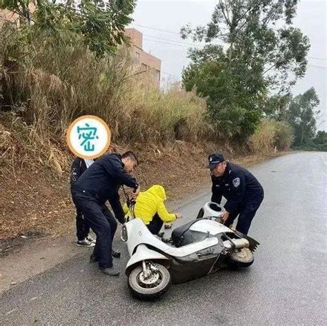 下雨天，兴业一女子骑车突然摔倒巡逻大平山镇黄某周