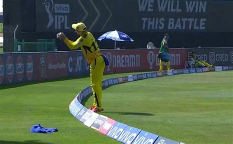 Faf Du Plessis Takes An Outstanding Catch At The Boundary To Dismiss