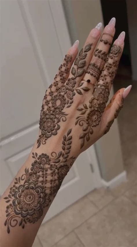 Pin Van Preet Op Mehndi Henna Henna Tatoeage Ontwerpen Henna