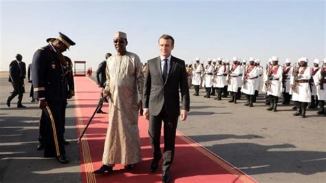 Au Tchad Emmanuel Macron Rend Visite Aux Hommes De Barkhane