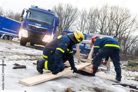 Einsatzkr Fte Des Thw Bundesanstalt Technisches Hilfswerk Stock Foto