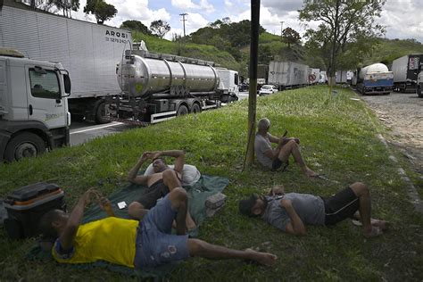 Tras Derrota De Bolsonaro Camioneros Y Manifestantes Cortan Rutas En