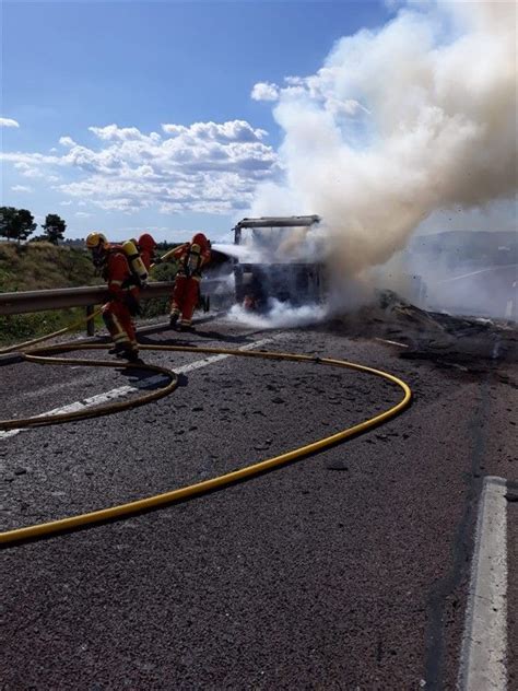 L incendi d un camió en l A 7 provoca quatre quilòmetres de retencions