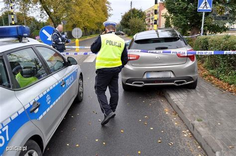 M Ody Z Odziej Rozbi Kradzione Auto Na Latarni Ucieka Przed Policj