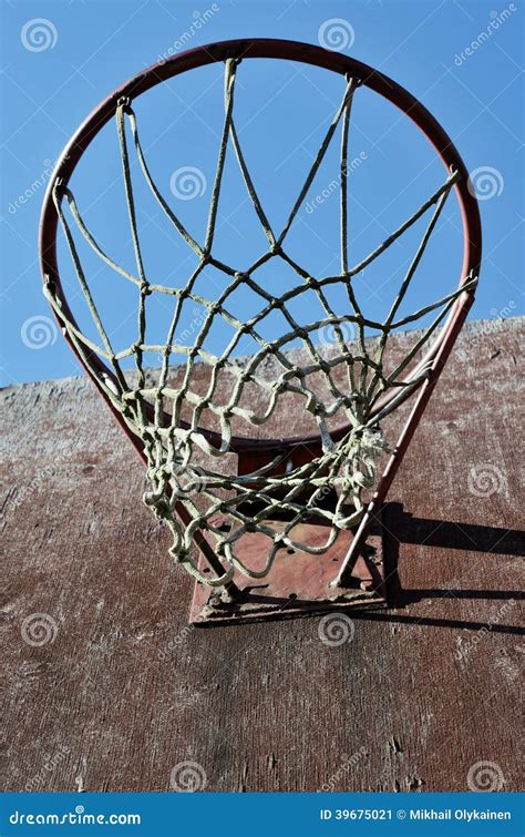 Primer Del Tablero Trasero Y Del Aro De Baloncesto Al Aire Libre Imagen