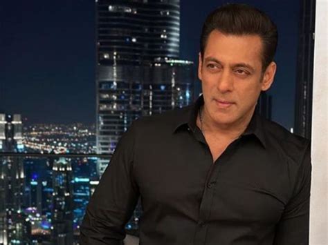 Watch Bollywood Star Salman Khan Rings In Th Birthday With Niece